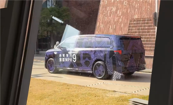 余承东给出超高评价!鸿蒙智行首款MPV定名“智界V9”(图5) 余承东给出超高评价!鸿蒙智行首款MPV定名“智界V9”(图5)