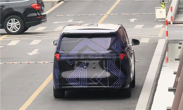 余承东给出超高评价!鸿蒙智行首款MPV定名“智界V9”(图6) 余承东给出超高评价!鸿蒙智行首款MPV定名“智界V9”(图6)