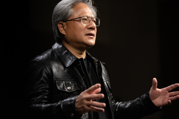 黄仁勋：美国建造一座数据中心要三年 中国建造医院只要一个周末(图1)