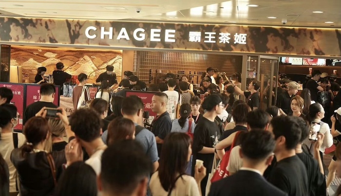 媒体管家|霸王茶姬、茶百道闯香港,开业即爆单
