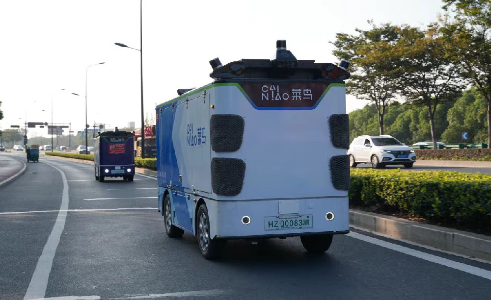 媒体管家:菜鸟无人车现身“双11”:单车日均运送包裹2000件 每票快递降本1毛