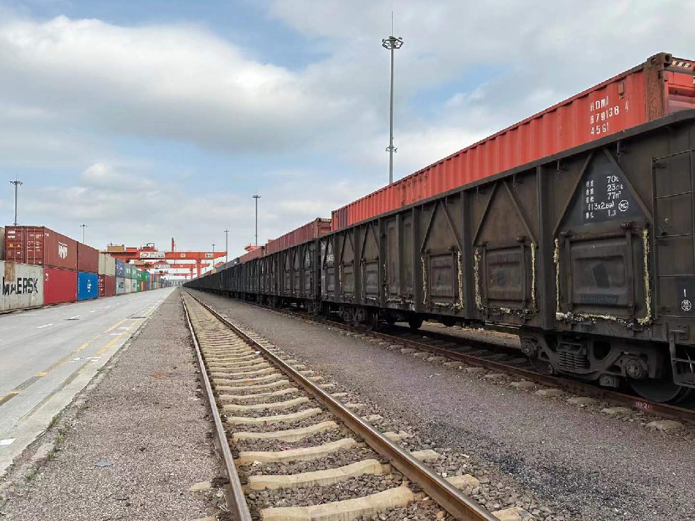 媒体管家:铁路货运回暖势头加速 前8月铁路货运量超33亿吨