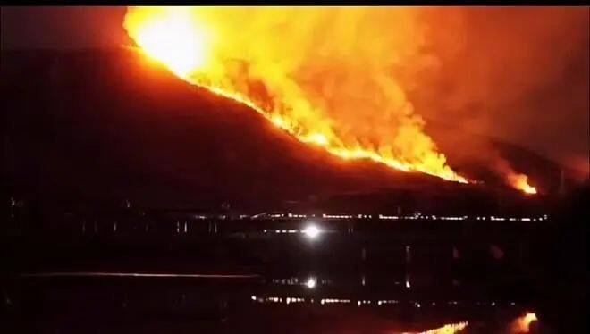 深夜紧急扑救!广东清远高铁站附近突发山火