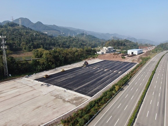 重庆江长项目(长寿段)收费站广场摊铺作业正式展开