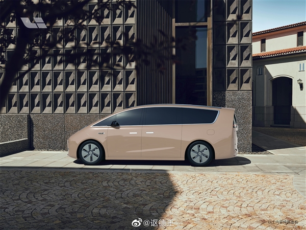 博主自制理想纯电MPV效果图 李想：和实车比能打60分了(图7)