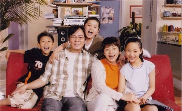 央视网评《家有儿女》疑似被恶意评分：小心网络评分变“粉黑大战”(图1)