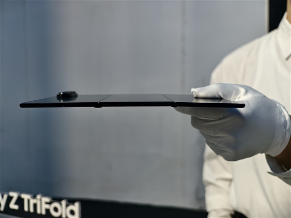 19999元起！三星Galaxy Z TriFold国行真机上手：手机瞬间变10英寸平板