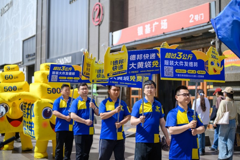 德邦快递员180天坚守，以专业服务赢得郑州服装市场好评(图2)