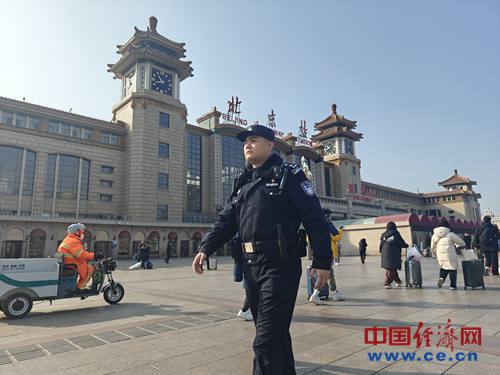 【新春走基层】我在岗位“守岁” 守护团圆平安(图1) 【新春走基层】我在岗位“守岁” 守护团圆平安(图1)